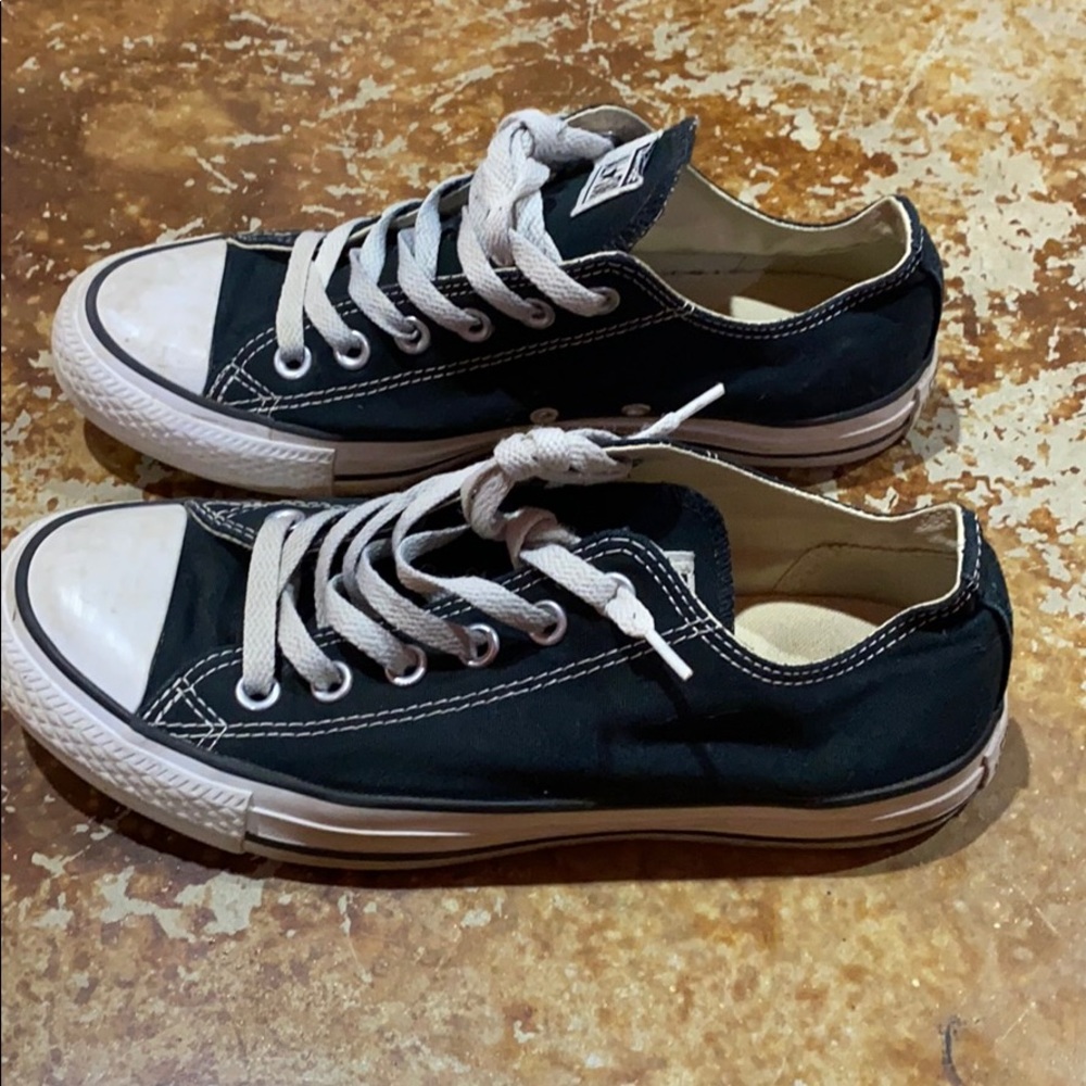 Black and White Low top converse